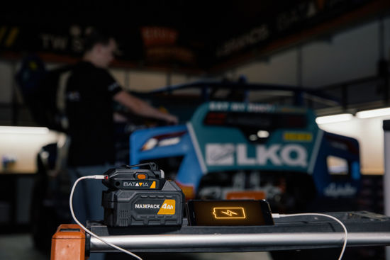 AC akkumulátor USB PowerAdapter és LED lámpa (MAXXPACK 18V).