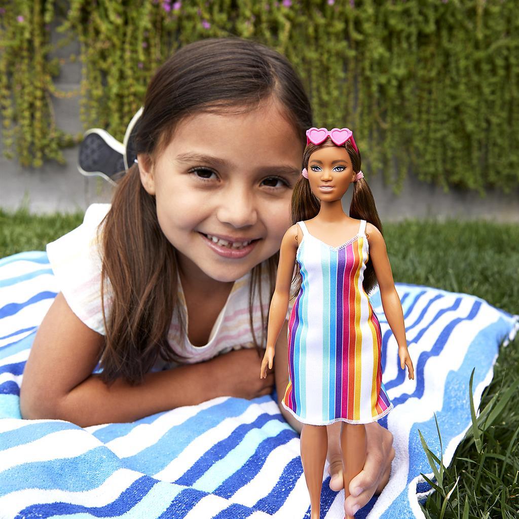 Barbie uwielbia tęczową sukienkę w oceanie