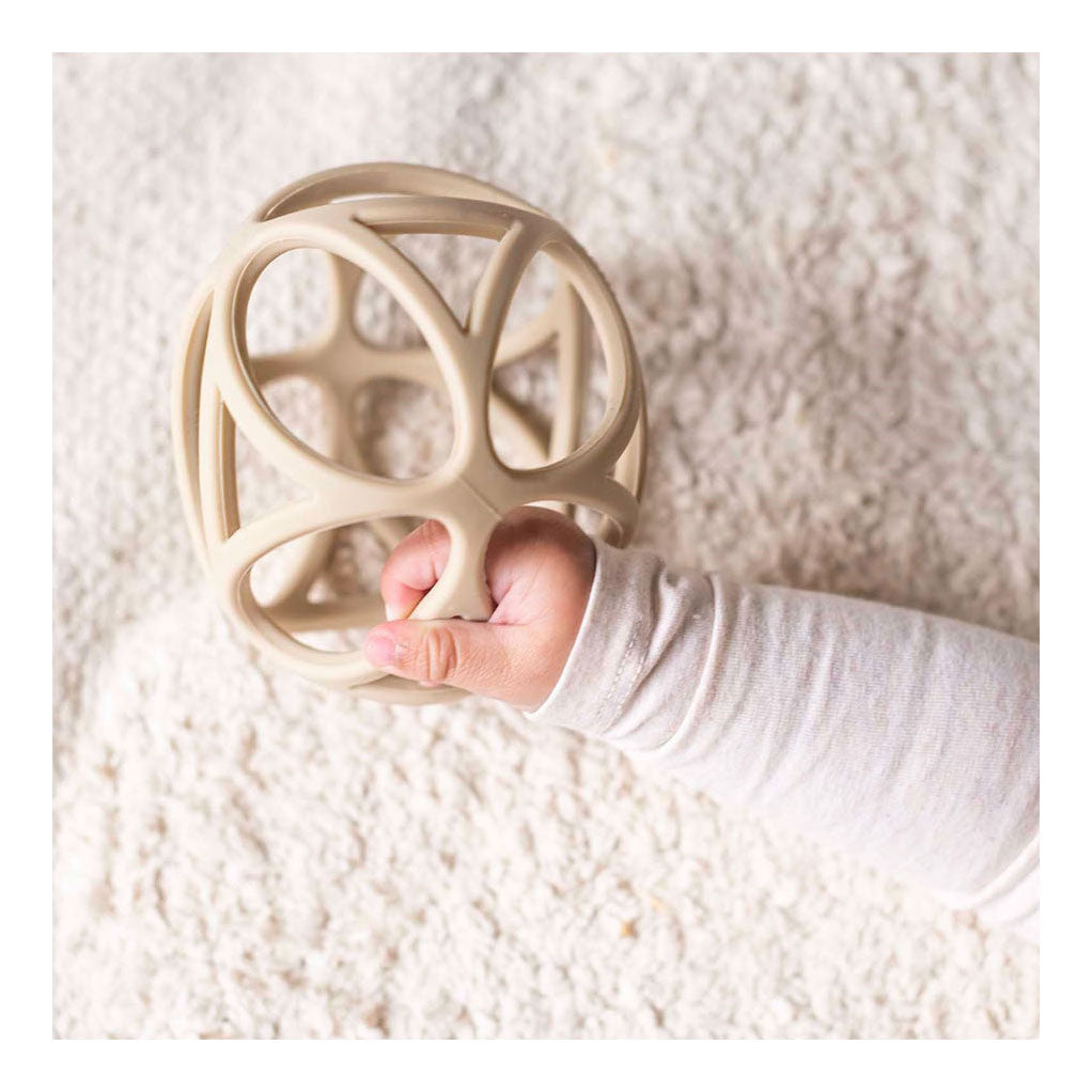 Малкият холандец хваща топката пясък