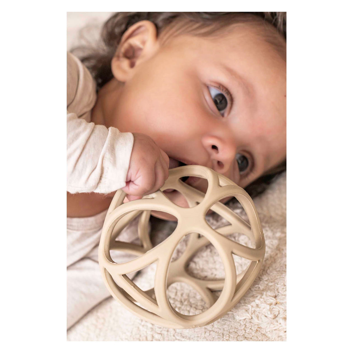 Малкият холандец хваща топката пясък