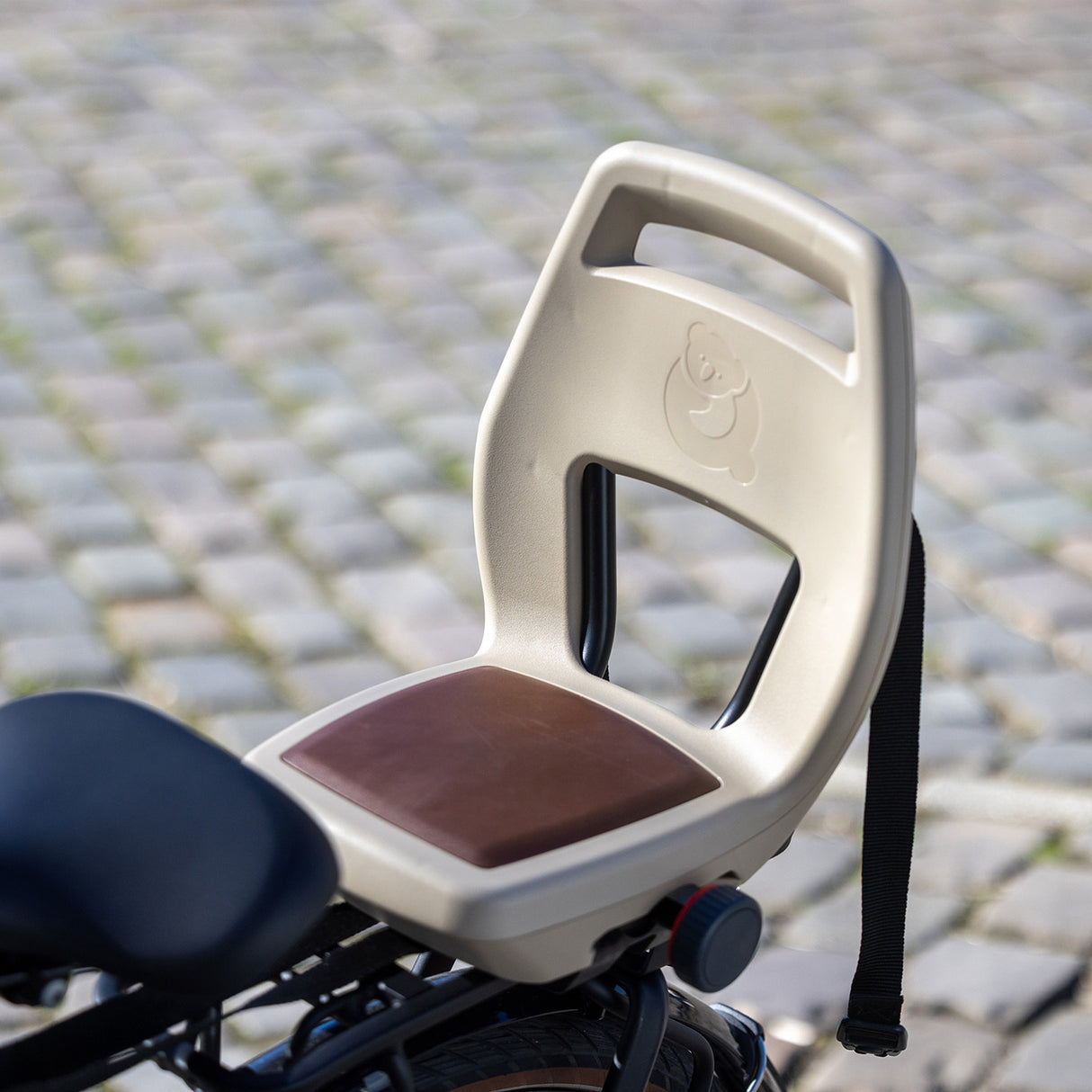 Banco traseiro Qibbel júnior preto sem apoio para os pés q380