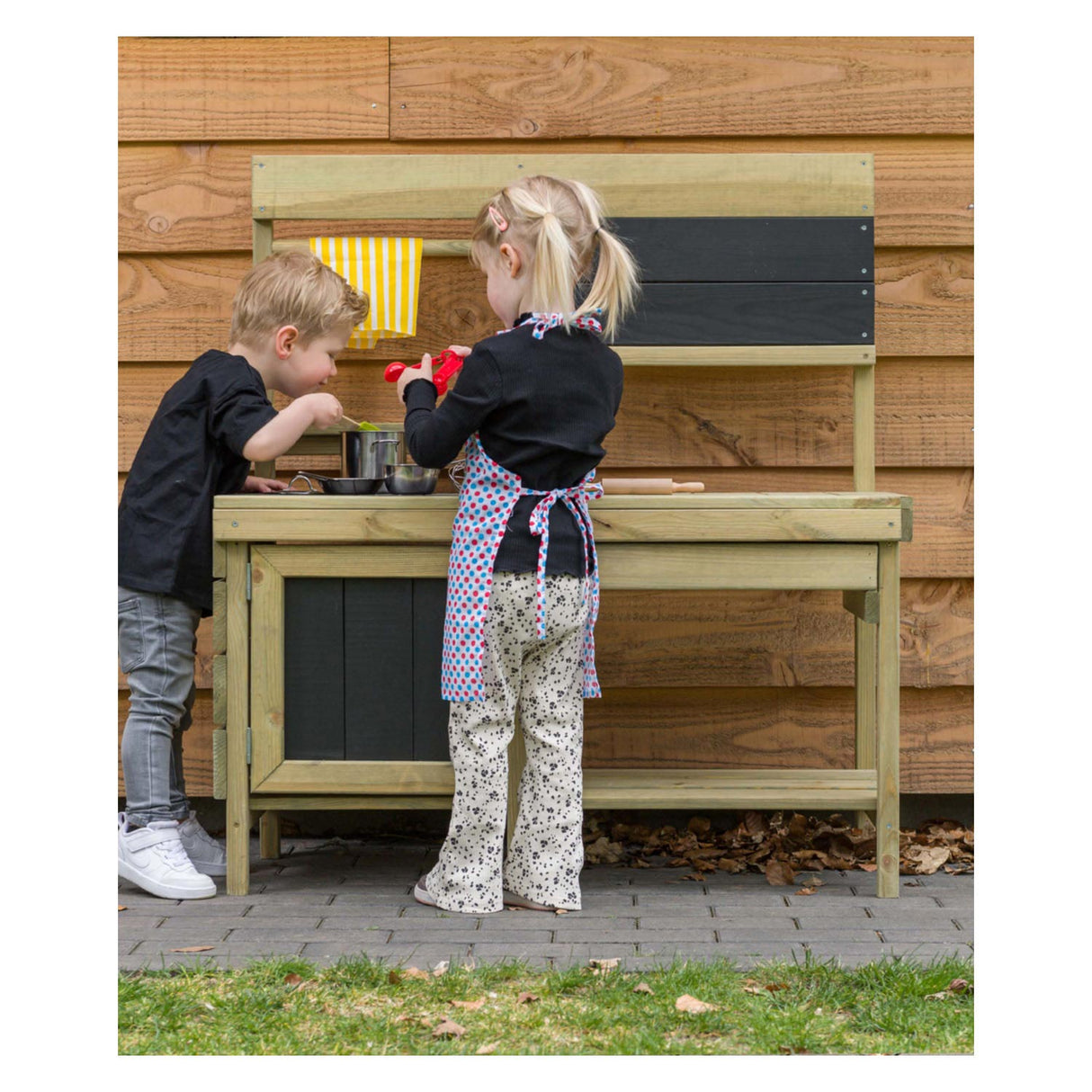 Lengő fa játszókonyha a szabadban