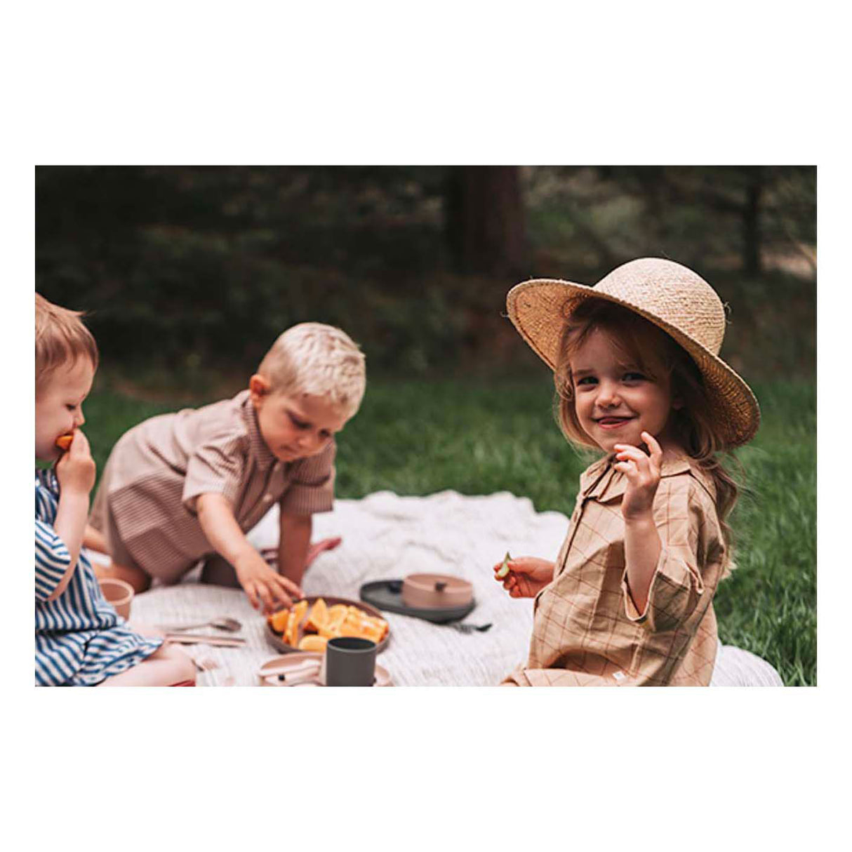 Dantoy tableware set, 56 pieces.