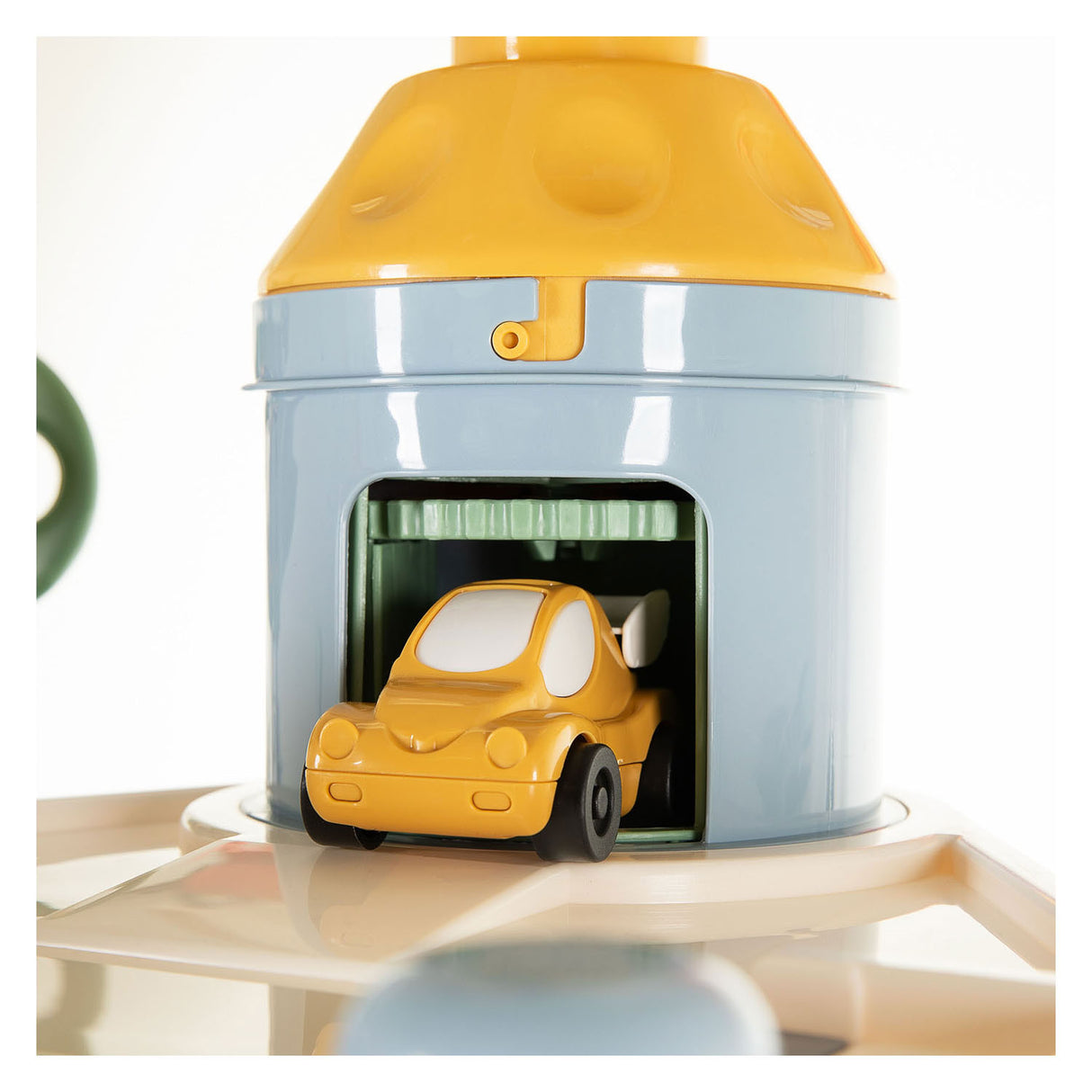 Torre de garagem Cavallino com 7 andares e carros em tons pastéis