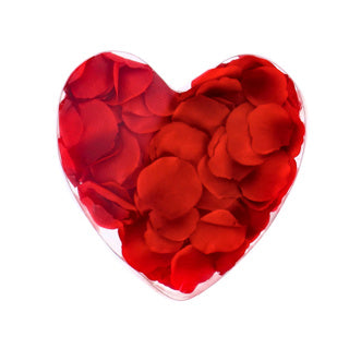 Pétales de rose rouge dans le coeur de boîte-cadeau