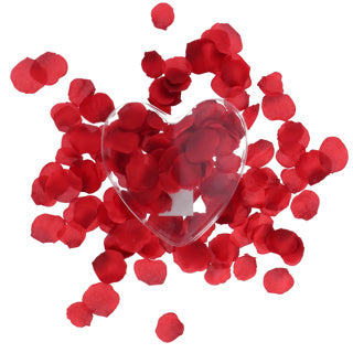 Pétales de rose rouge dans le coeur de boîte-cadeau