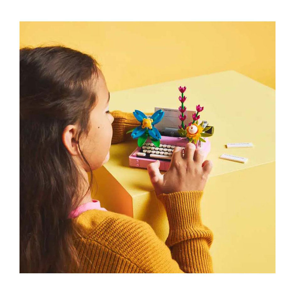 Máquina de escribir Lego Creator 31169 con flores.