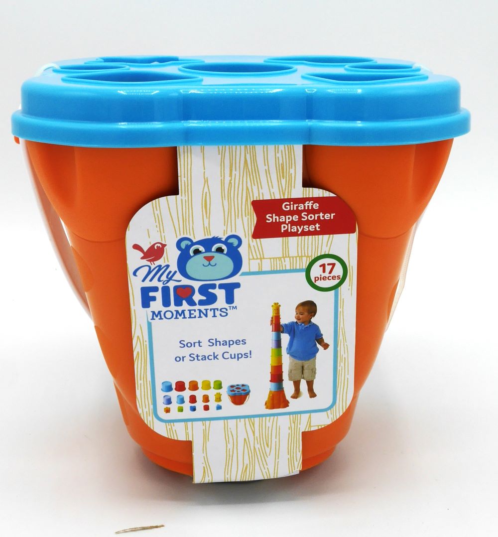 Tasses d'empilement de jeu avec ragoût de forme dans des couleurs gaies