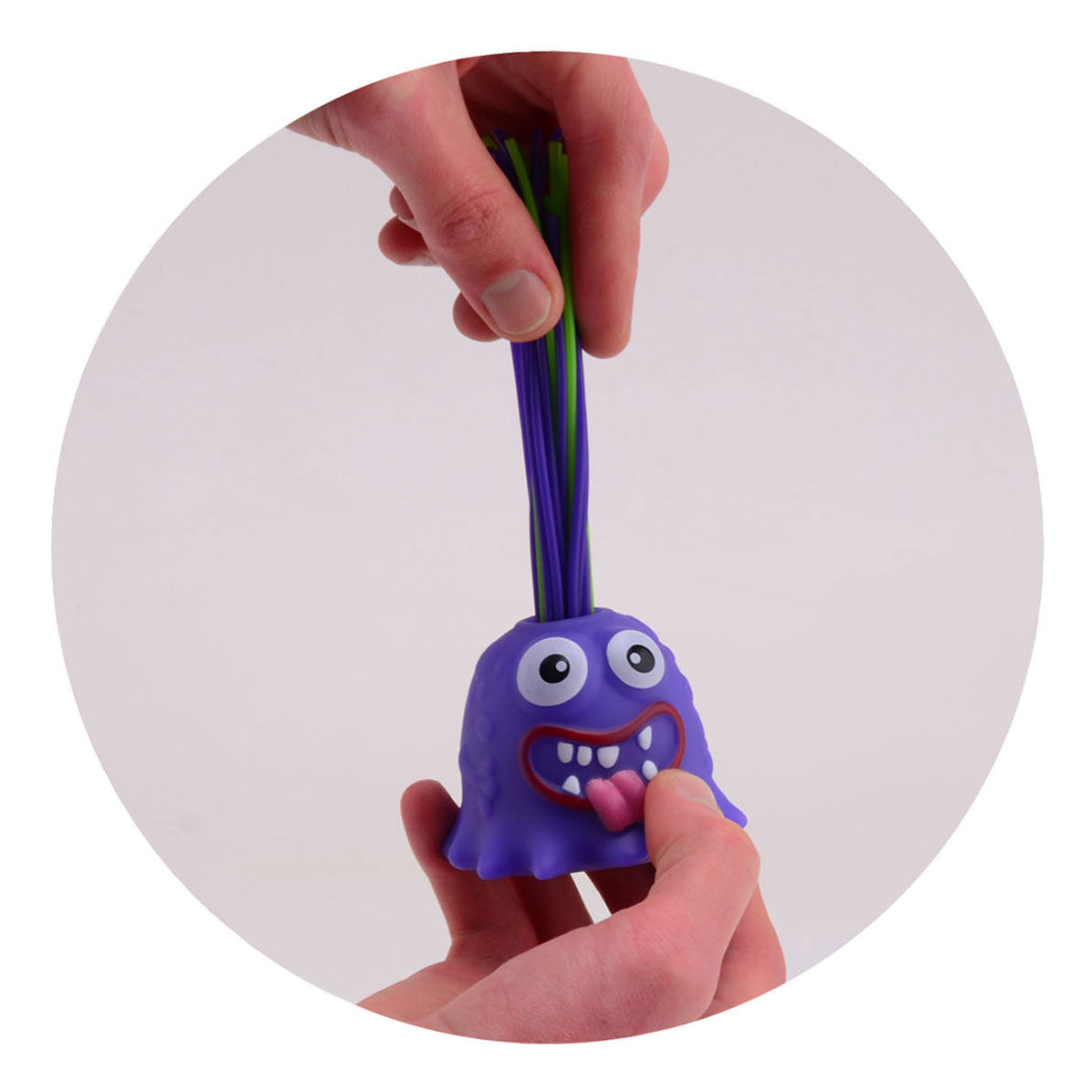 Johntoy hiuksia vetää huutava hirviö