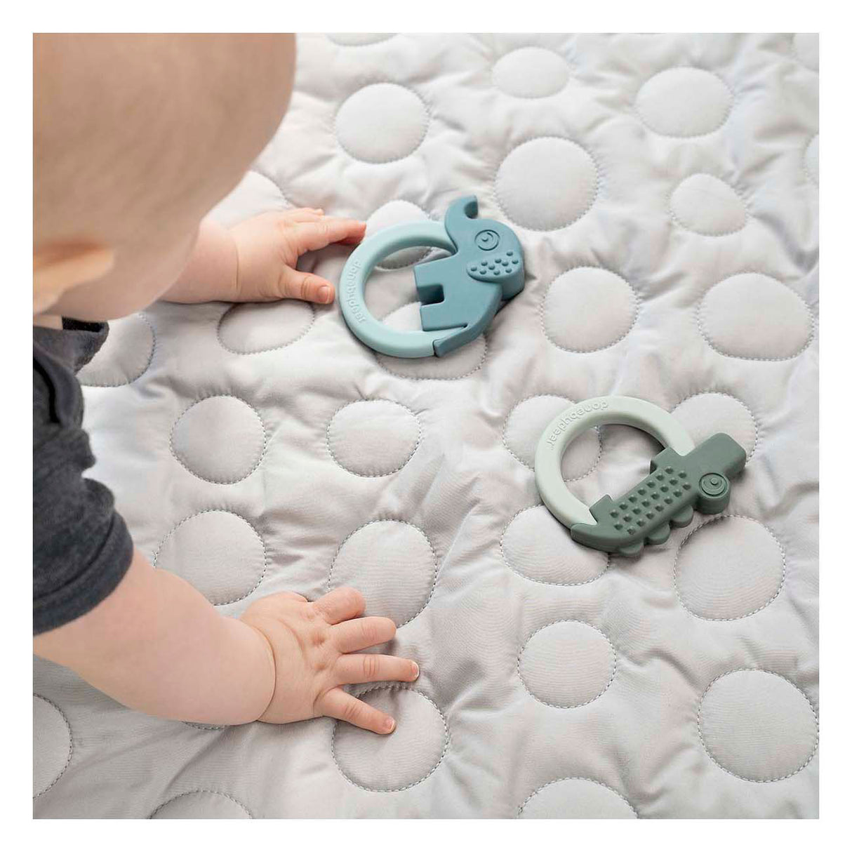 Fait par des cerfs piétonnants amis de cerfs bleu vert, 2e.