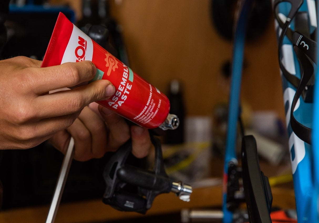 Ciklonska montažna cev 150 ml (v pakiranju pretiha)