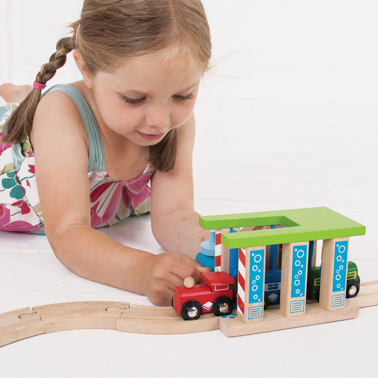 „BigJigs Houten Rails“ automobilių plovykla traukiniams