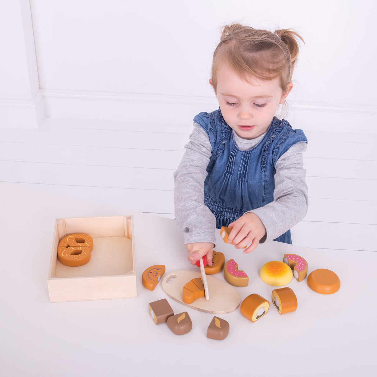Bigjigs wooden crate with sliceable bread, 17 pieces.