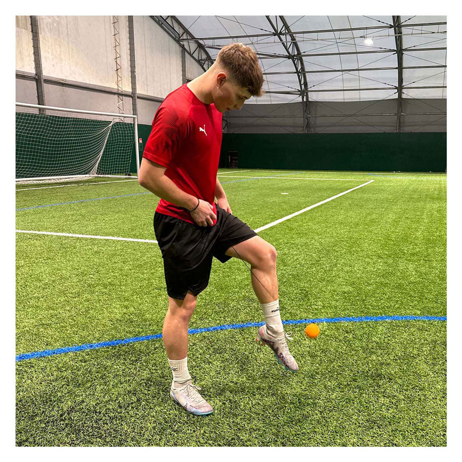 Spectron Smart Ball Kick Tracker sosteniendo