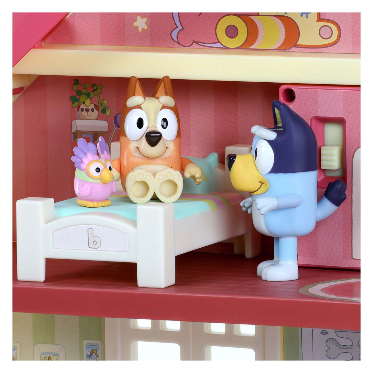 Moose joue avec la maisonnette bluey ultime avec lumière et son