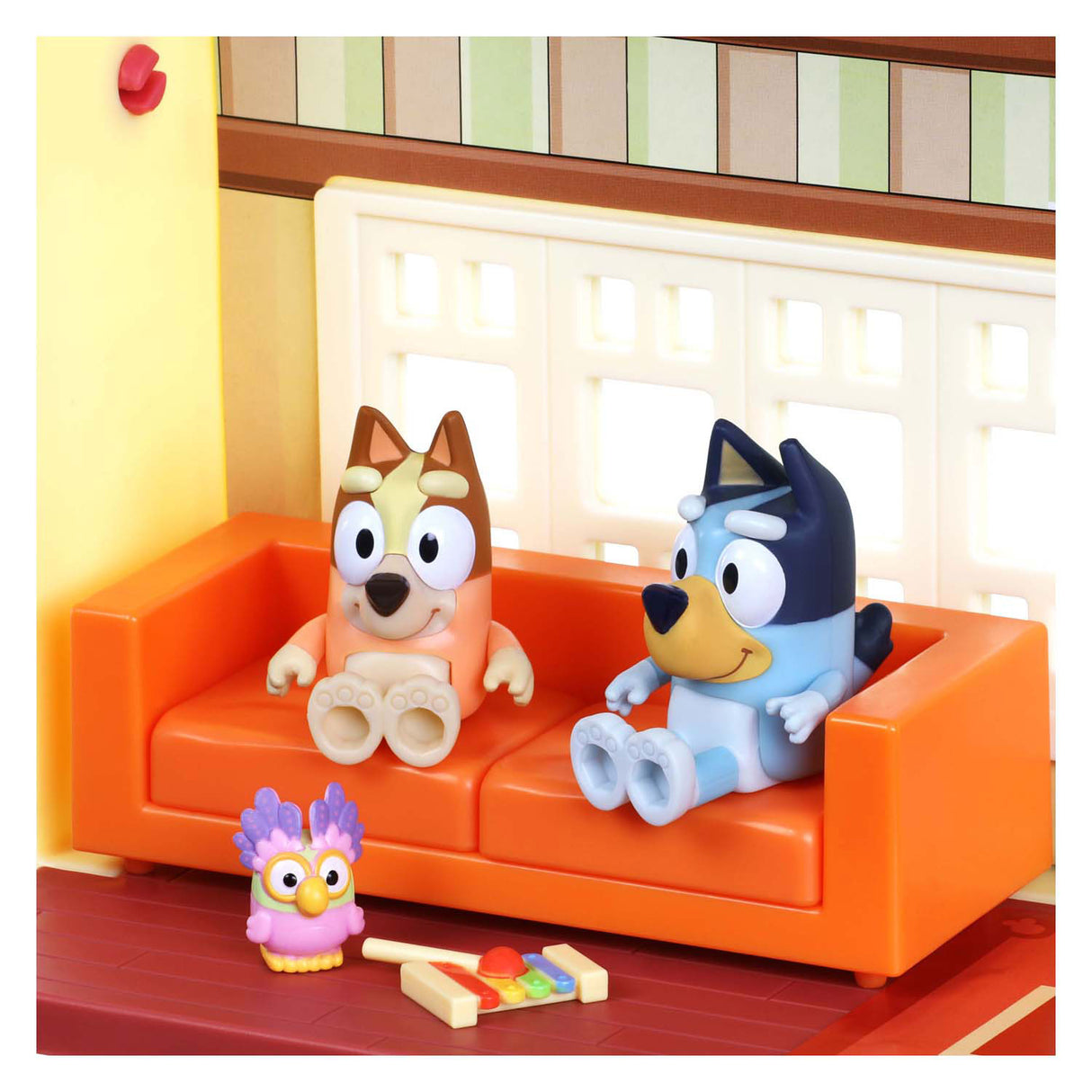 Moose joue avec la maisonnette bluey ultime avec lumière et son