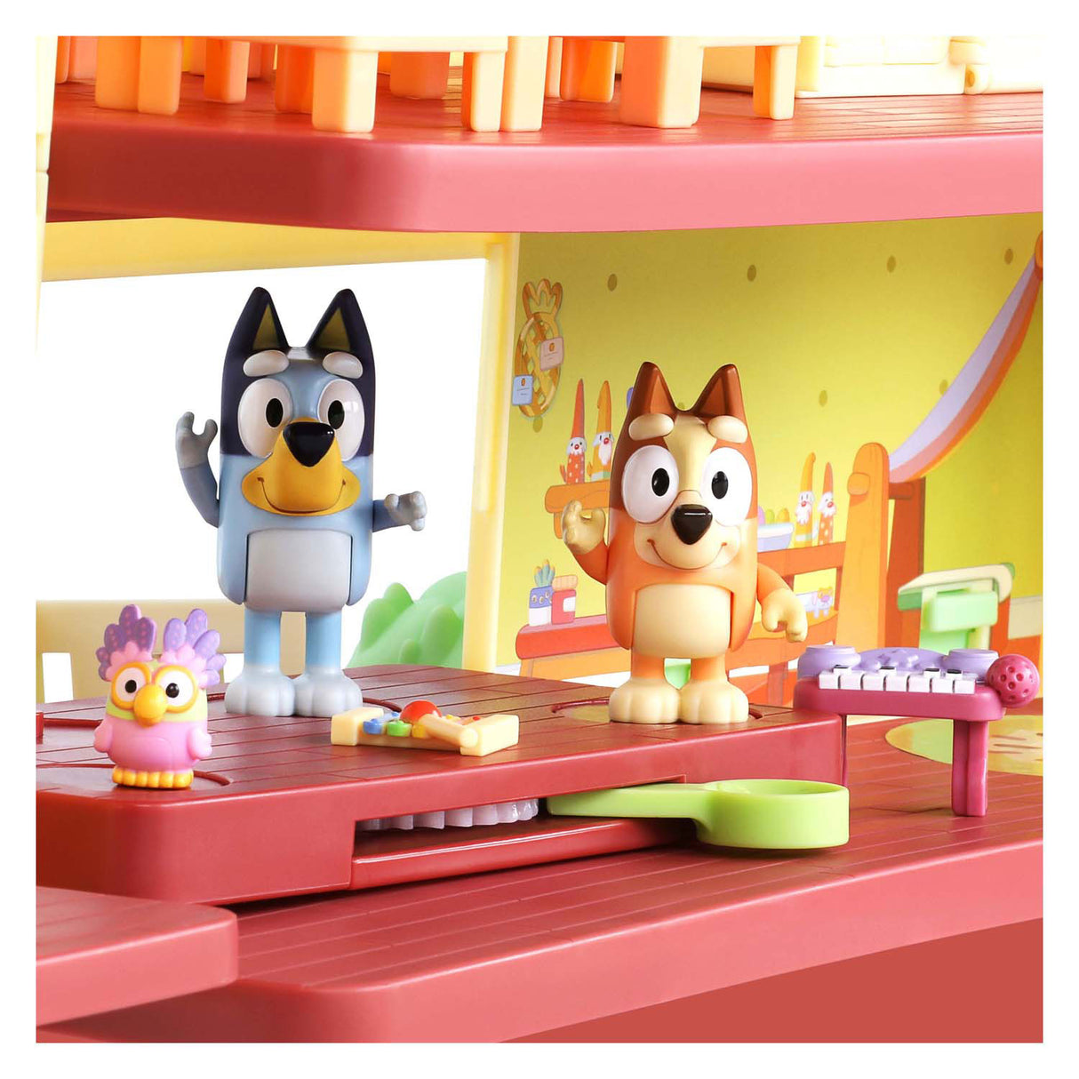 Moose joue avec la maisonnette bluey ultime avec lumière et son