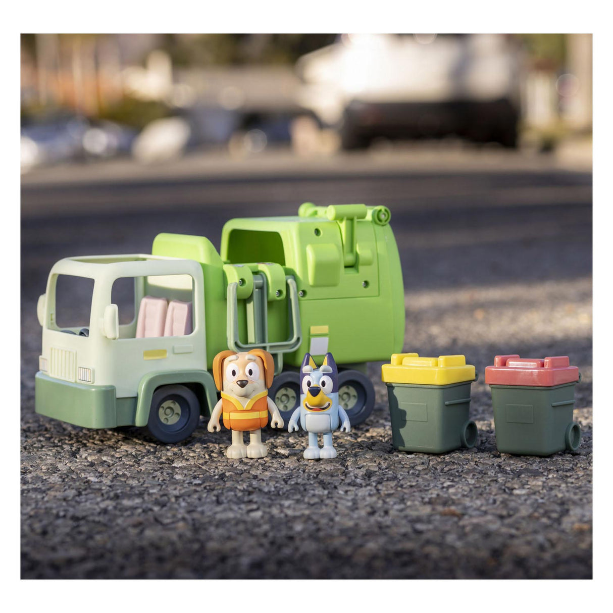 Moose Toys Bluey Garbage Truck com figuras de jogo