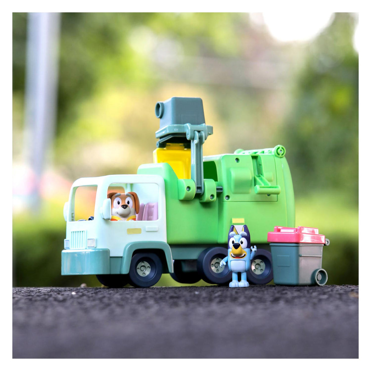 Moose Toys Bluey Garbage Truck com figuras de jogo