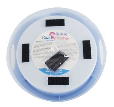 Cesta osvežila posoda za pitje na cesti modra