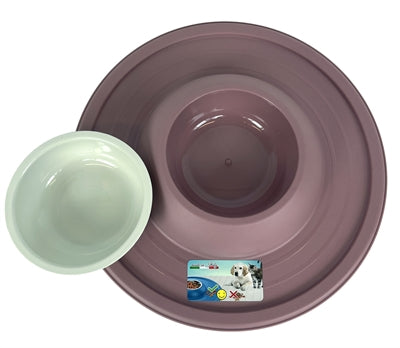 Glückliches Haustier verrückt nach Haustieren, der den Eimer -Vulkan errötet Rosa