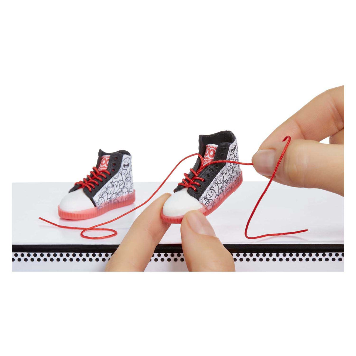 Mga underhållning mga's miniverse - gör det till mini sneakers