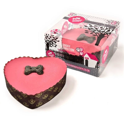 Le yogourt de boulangerie aboyant garni de gâteau pownty coeur rose avec bougie