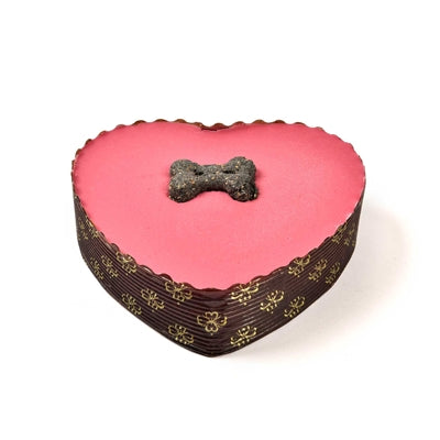 Le yogourt de boulangerie aboyant garni de gâteau pownty coeur rose avec bougie