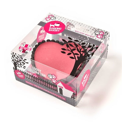 Le yogourt de boulangerie aboyant garni de gâteau pownty coeur rose avec bougie