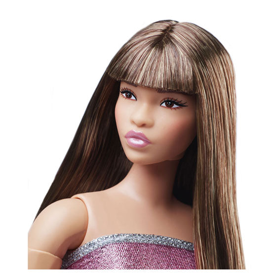 Mattel Barbie a l'air de mode poupée avec une robe rose