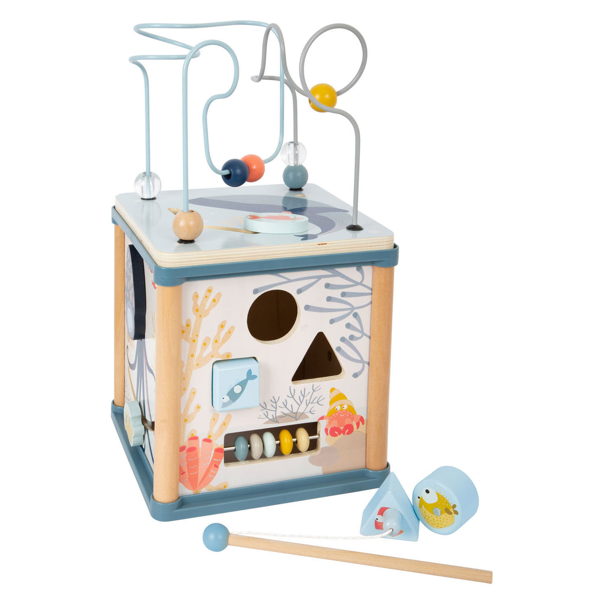 Pieni jalka puinen toiminta kuutio ja moottori harkitsevat vedenalaista maailmaa