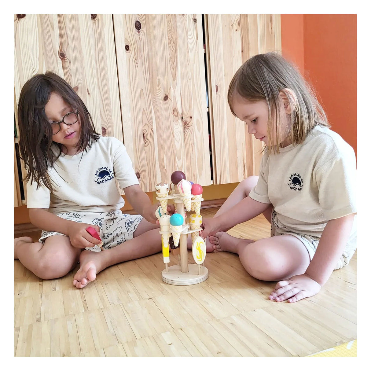 Players en bois à petit pied crème glacée sur la norme de glace mobile, 16dlg.