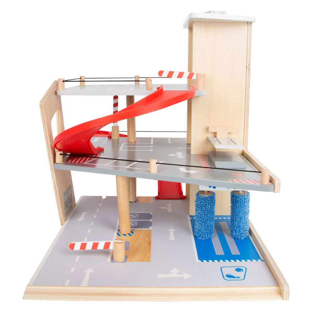 Small foot - wooden garage with car wash