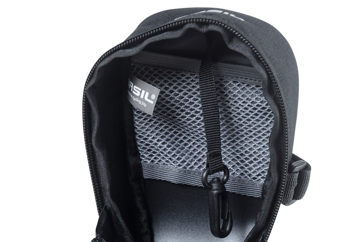 Basil Mada Satteltasche - kompakt, schwarz, 1l, Klettverschluss, Fahrradzubehör