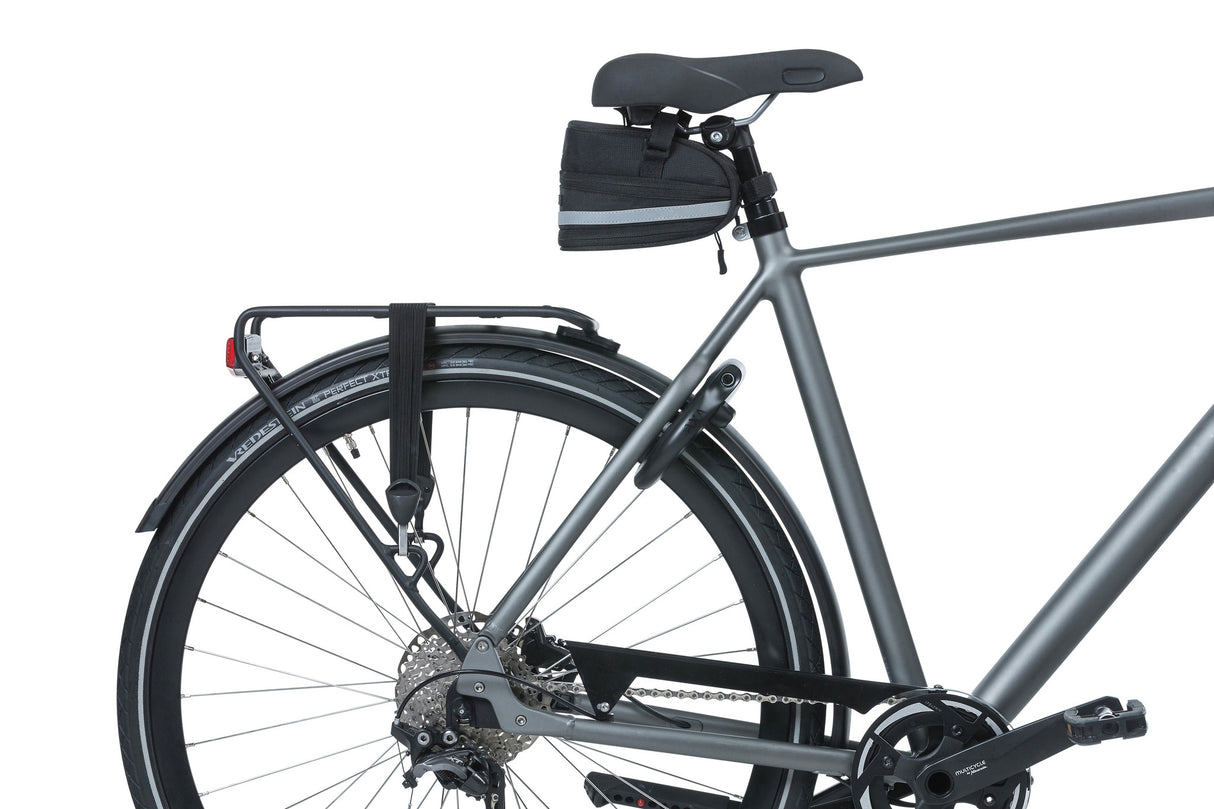 Basil Mada Satteltasche - kompakt, schwarz, 1l, Klettverschluss, Fahrradzubehör