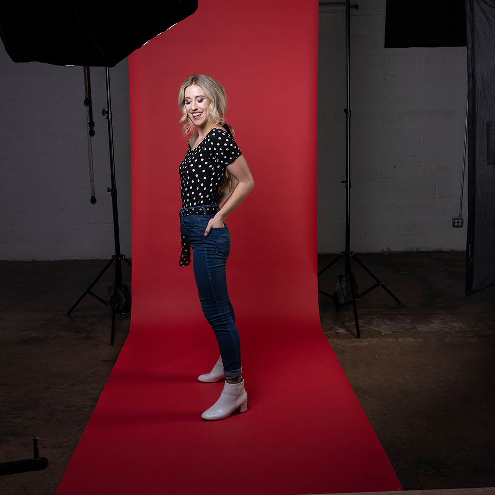 Superior background paper 56 scarlet 1.35 x 11m