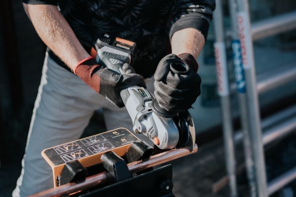 Stureta kątowa baterii prądu przemiennego 115 mm bezszczotkowe (Maxxpack 18 V).