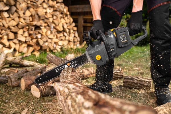 „AC“ akumuliatoriaus grandininis pjūklas 36V be šepetėlių („Maxxpack 18V“).