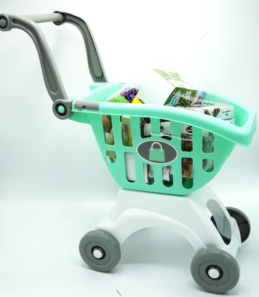 Speelgoed winkelwagentje gevuld met boodschappen