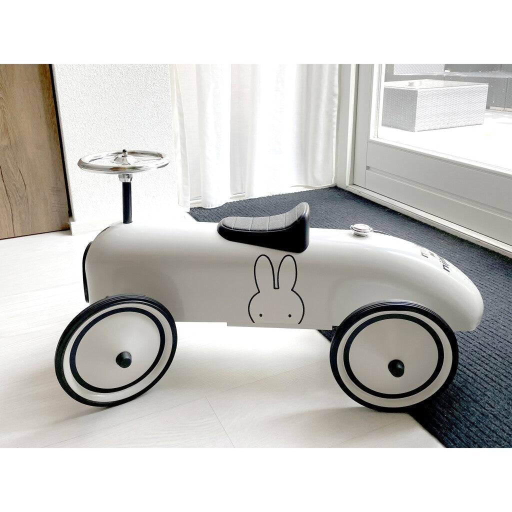 Miffy retro walker white black