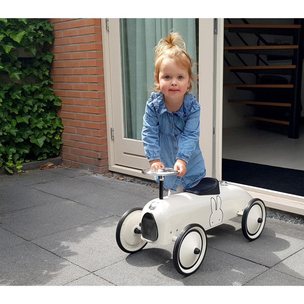 Miffy retro walker white black