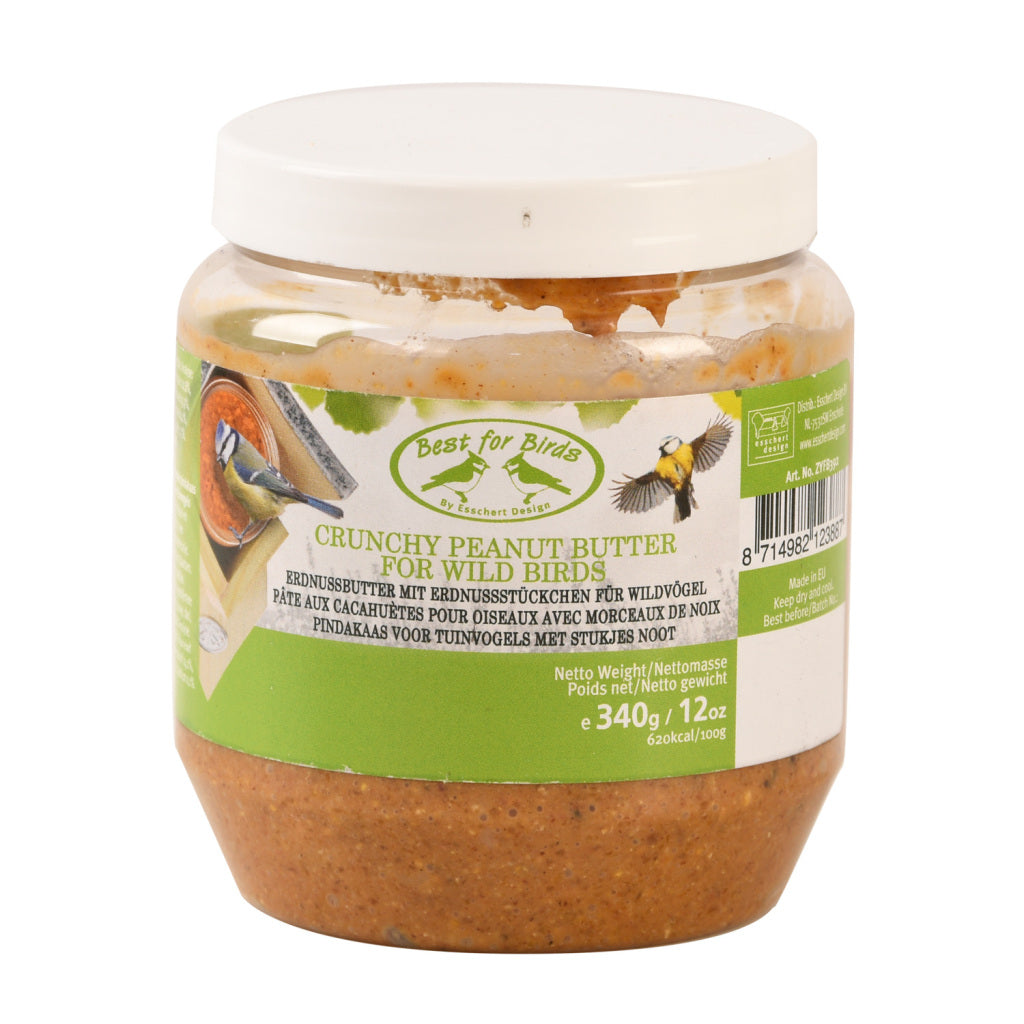 Varios tarros de plástico y tapa de mantequilla de maní