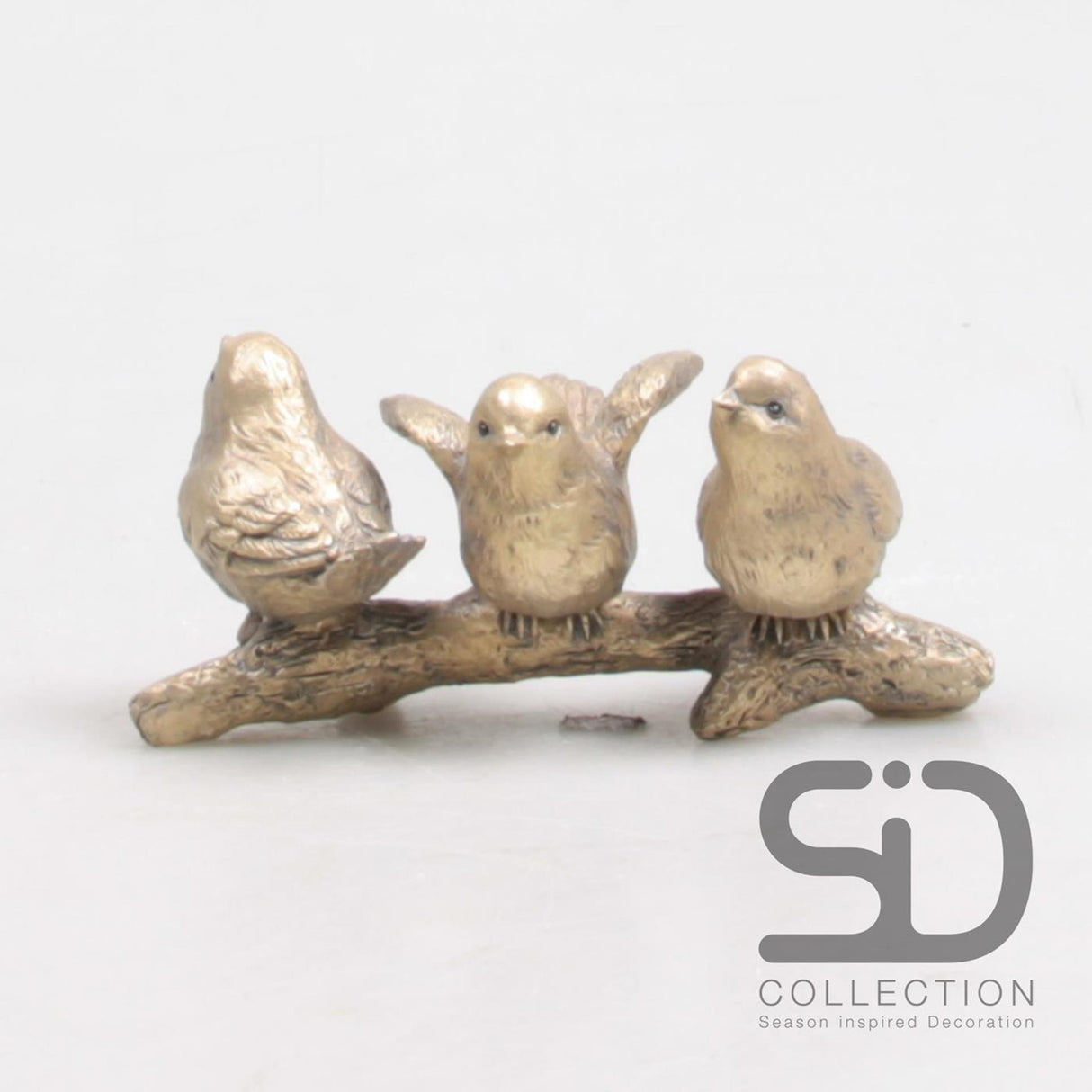 Season inspired decoration vogels op tak goud