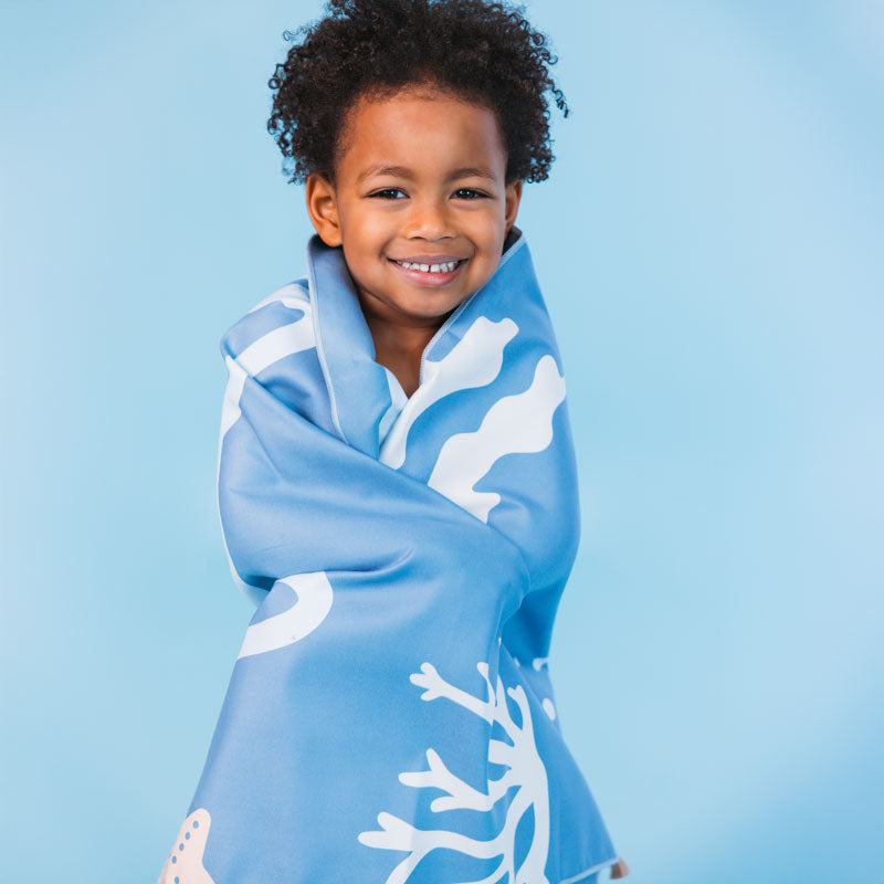 Coral bliss | multi-colored microfiber towel 135 x 65 cm