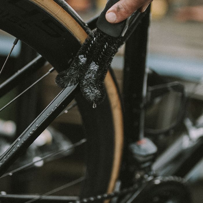 Dynamic two-prong brush