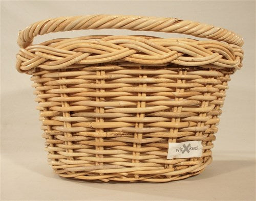 Panteur de direction en osier en osier autour de grande surface naturelle