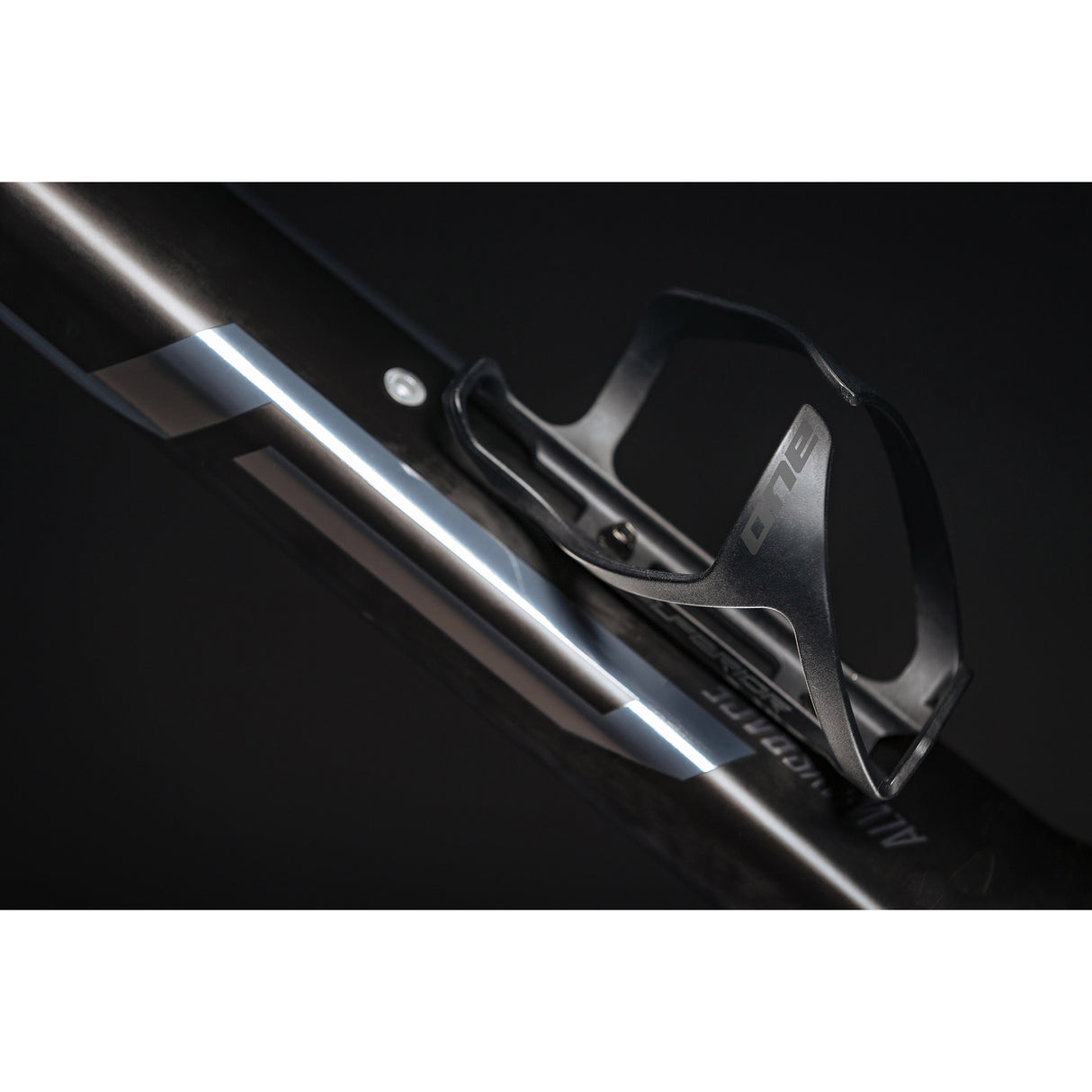 Ein Bidonhalter 50 l uniarze schwarz grau