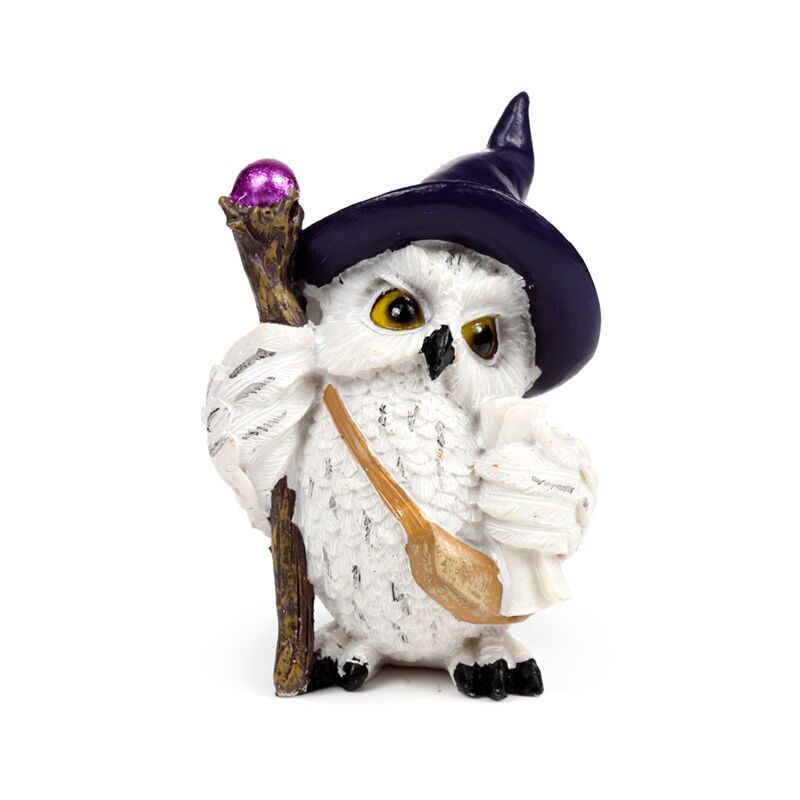 Weise alte Zaubereule auf einer magischen Reise