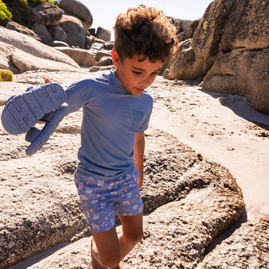 Toni puri | Camicia da bagno blu UV con maniche corte