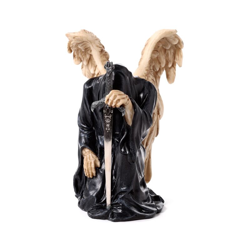 Engel des Todes kniet mit Schwert